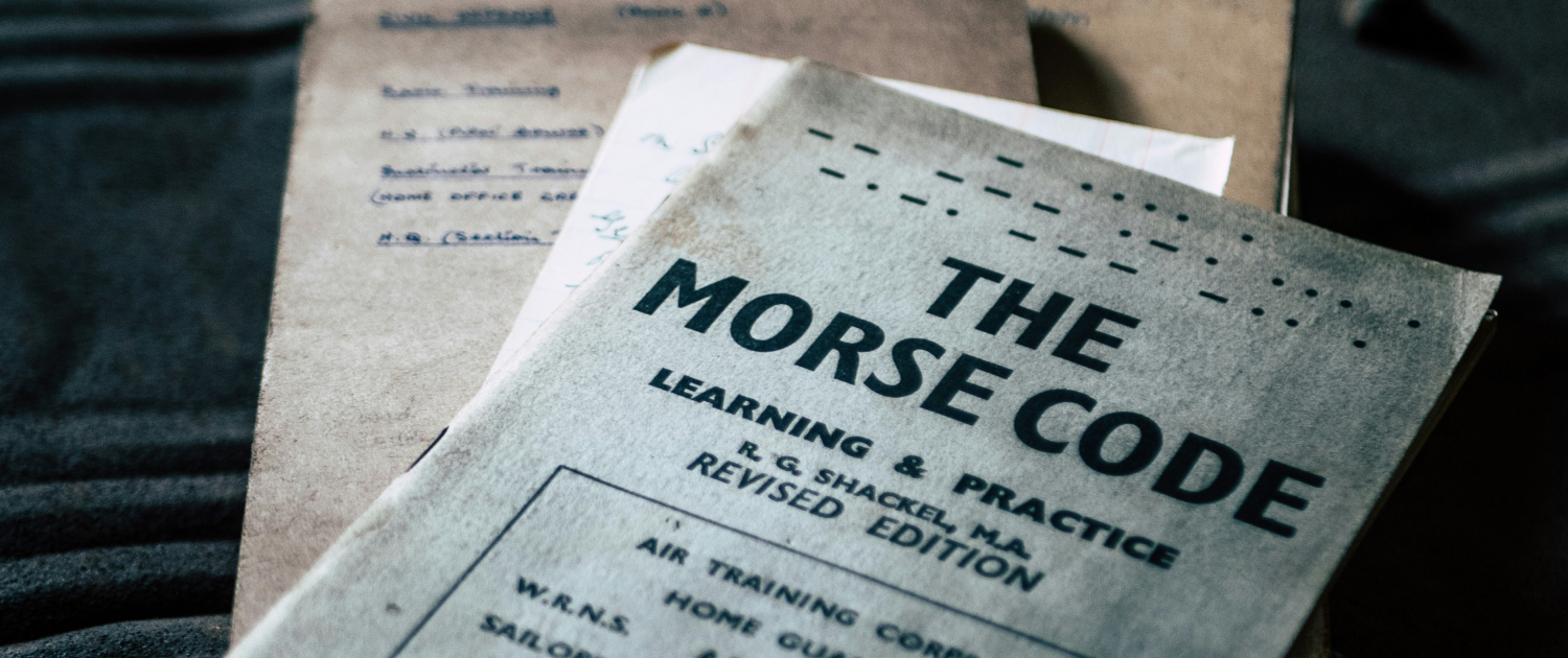 Das Morsebuch zeigt das Morse-Alphabet