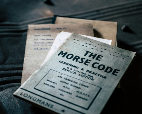 Morse-Code Das Morsebuch zeigt das Morse-Alphabet